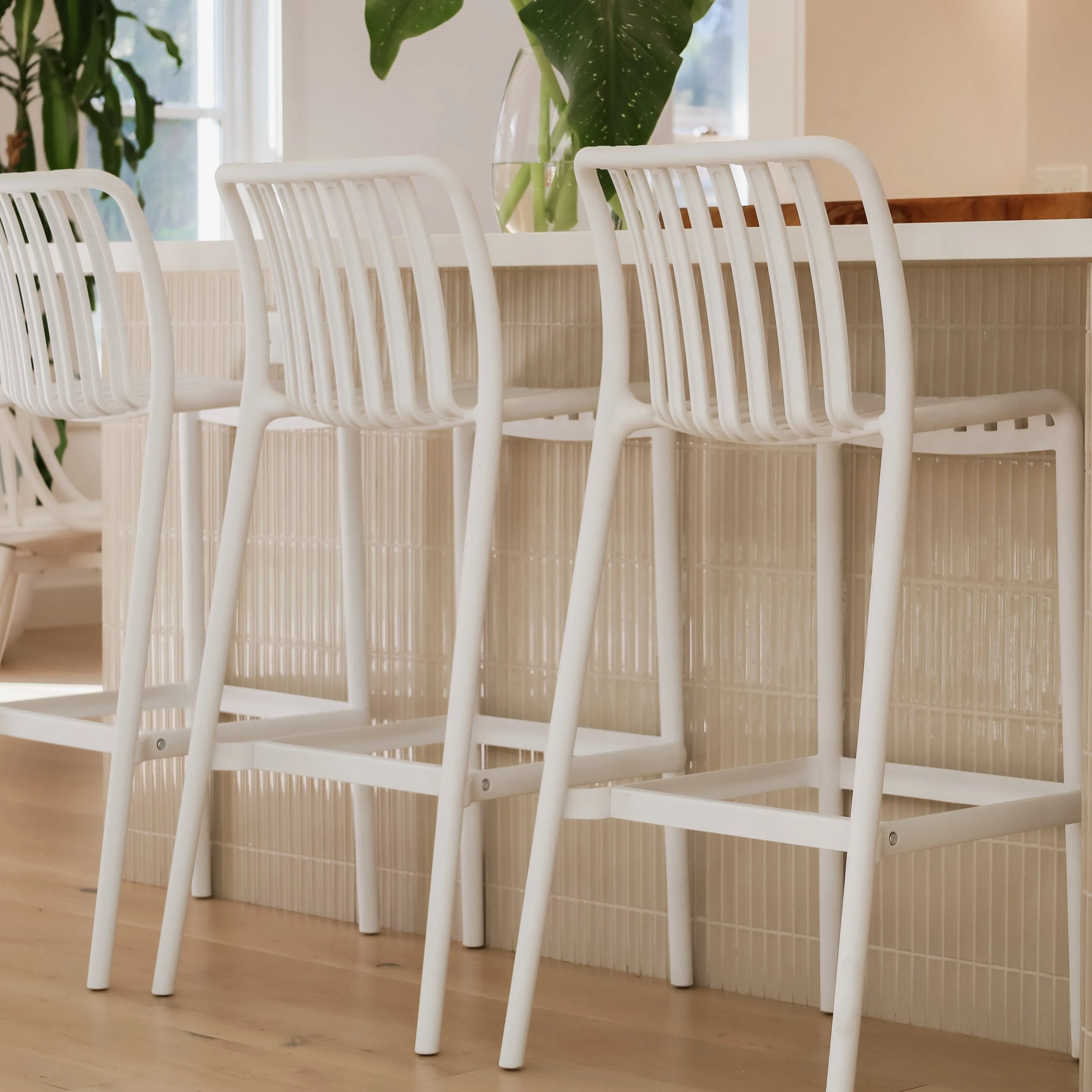 Bertioga White Outdoor Barstool